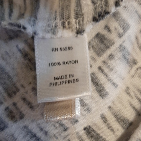 Black & White halter top with Gold Chain - Picture 5 of 5